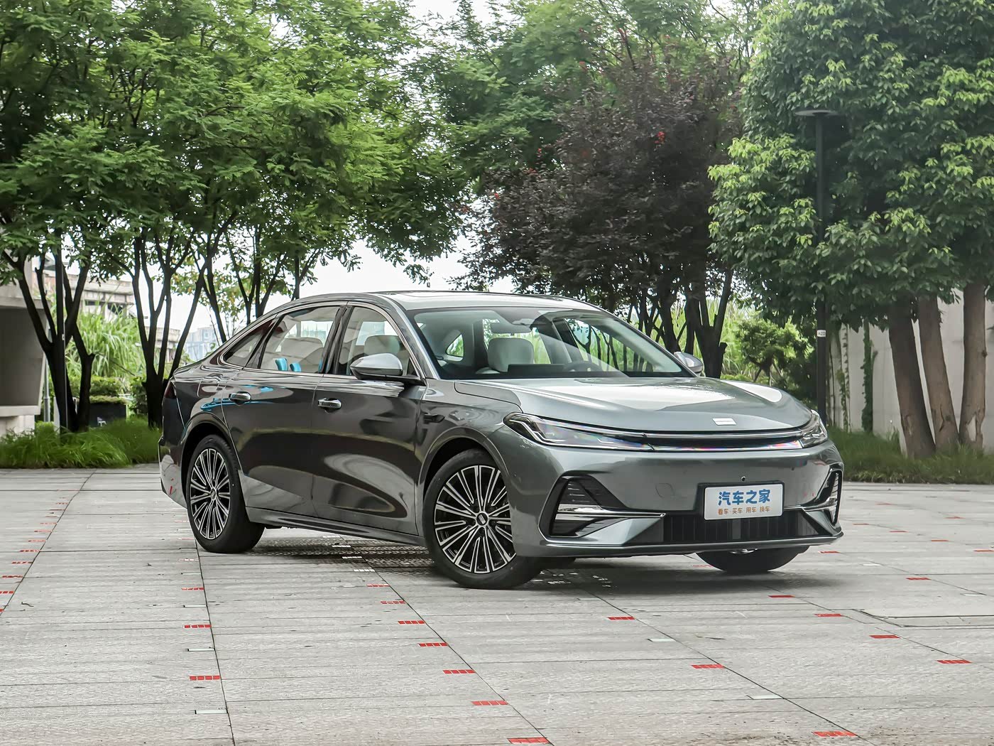Geely Galaxy A7 EM — перёд три четверти