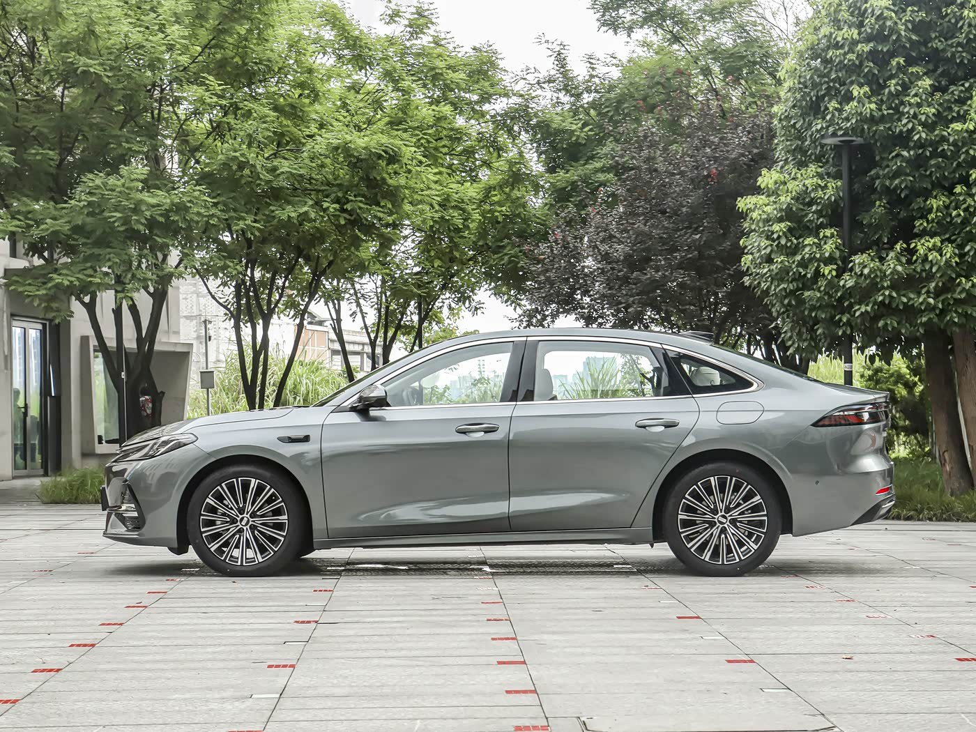 Geely Galaxy A7 EM — профиль справа