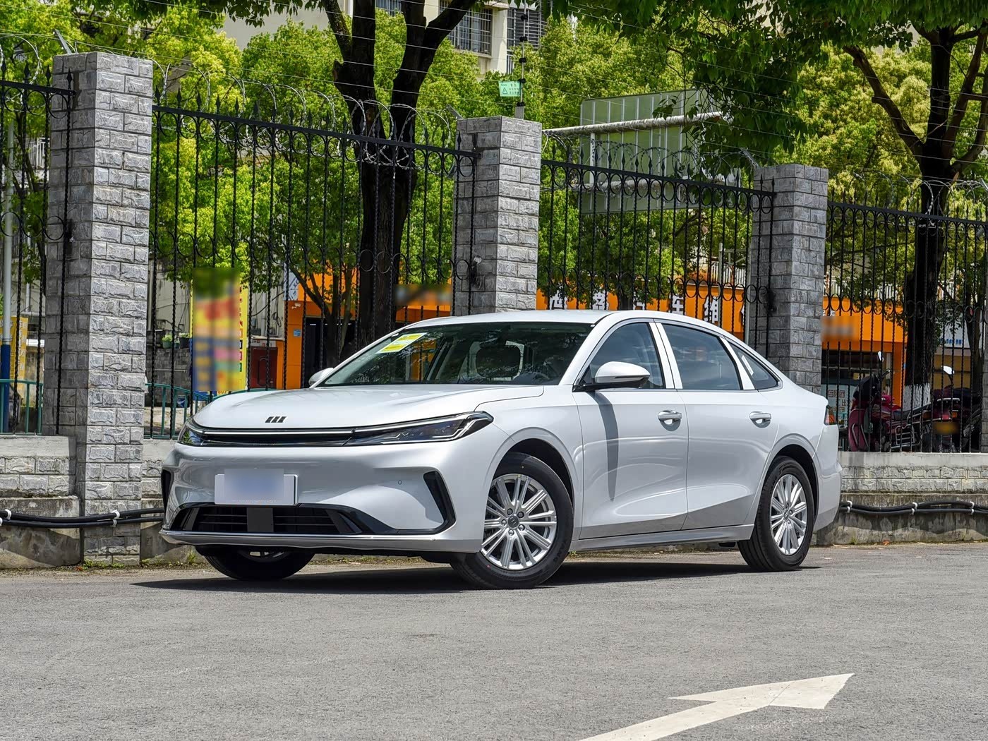 Geely Galaxy A7 EV — перёд три четверти слева