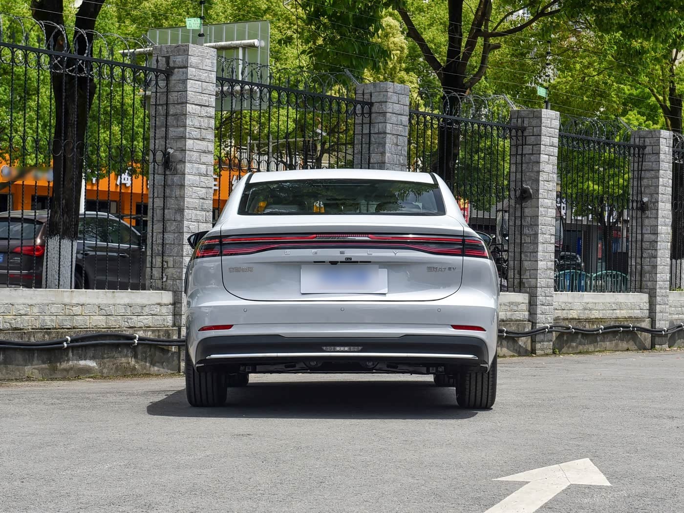 Geely Galaxy A7 EV — корма анфас