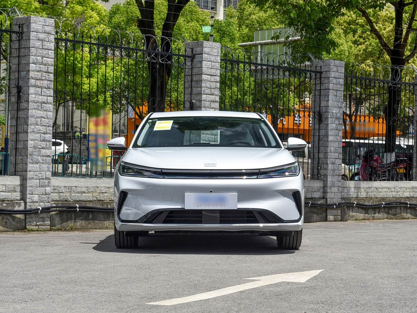 Geely Galaxy A7 EV — вид спереди