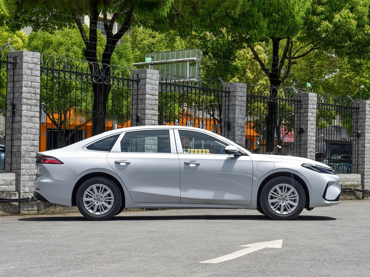Geely Galaxy A7 EV — профиль справа