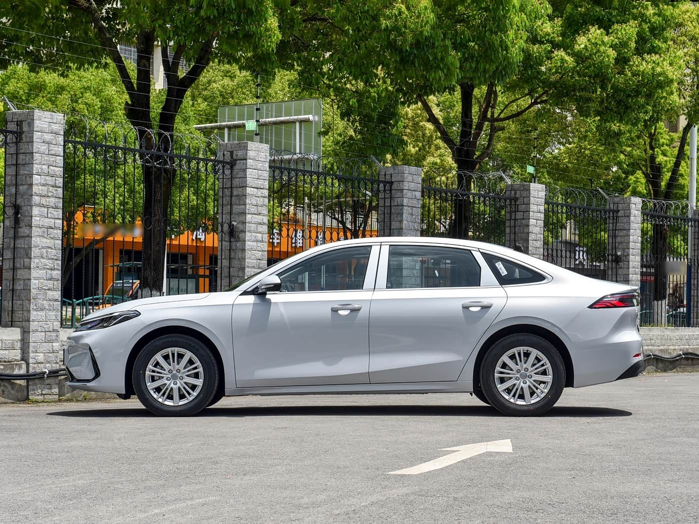 Geely Galaxy A7 EV — профиль слева