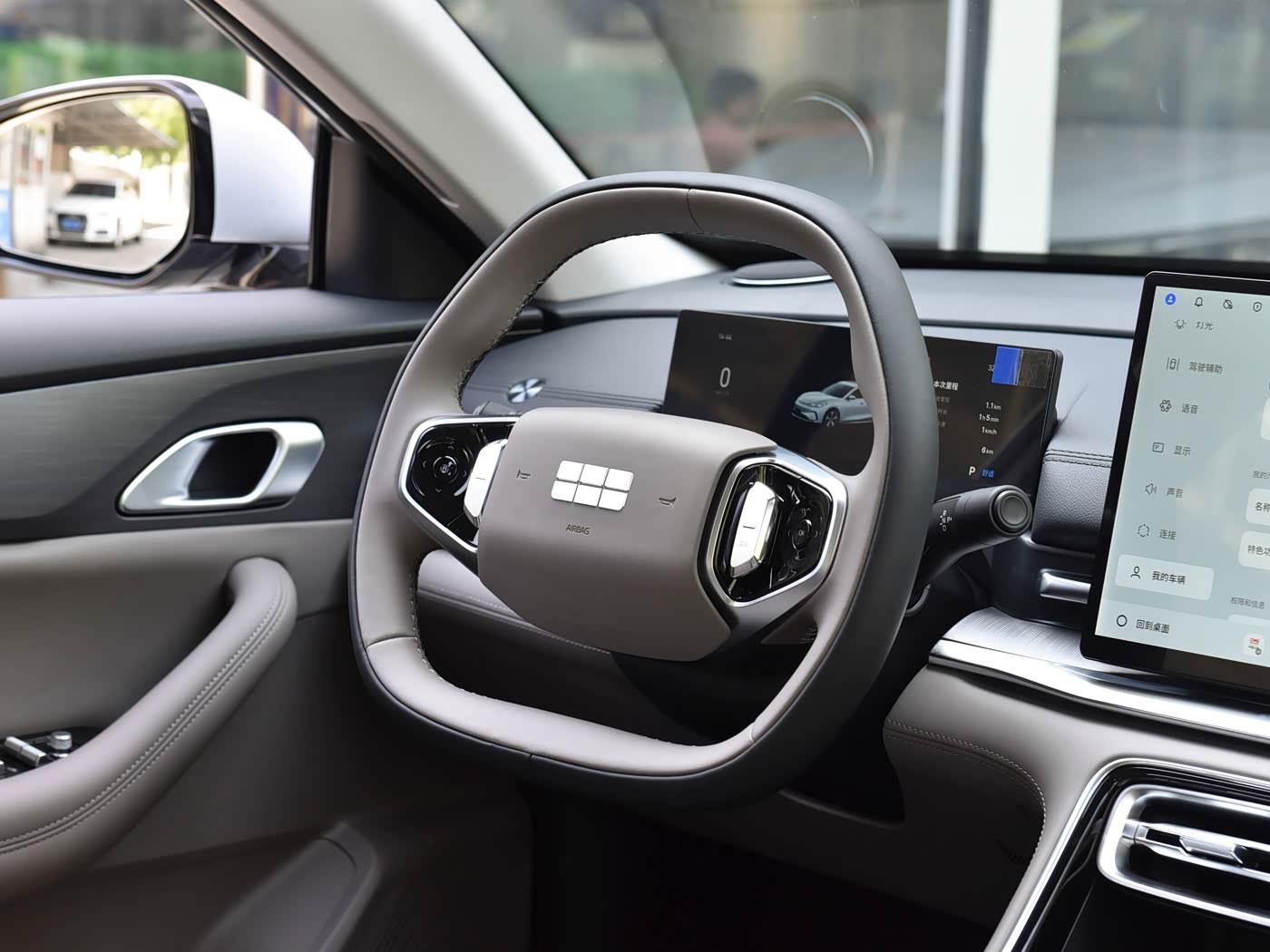 Geely Galaxy A7 EV — мультируль крупным планом
