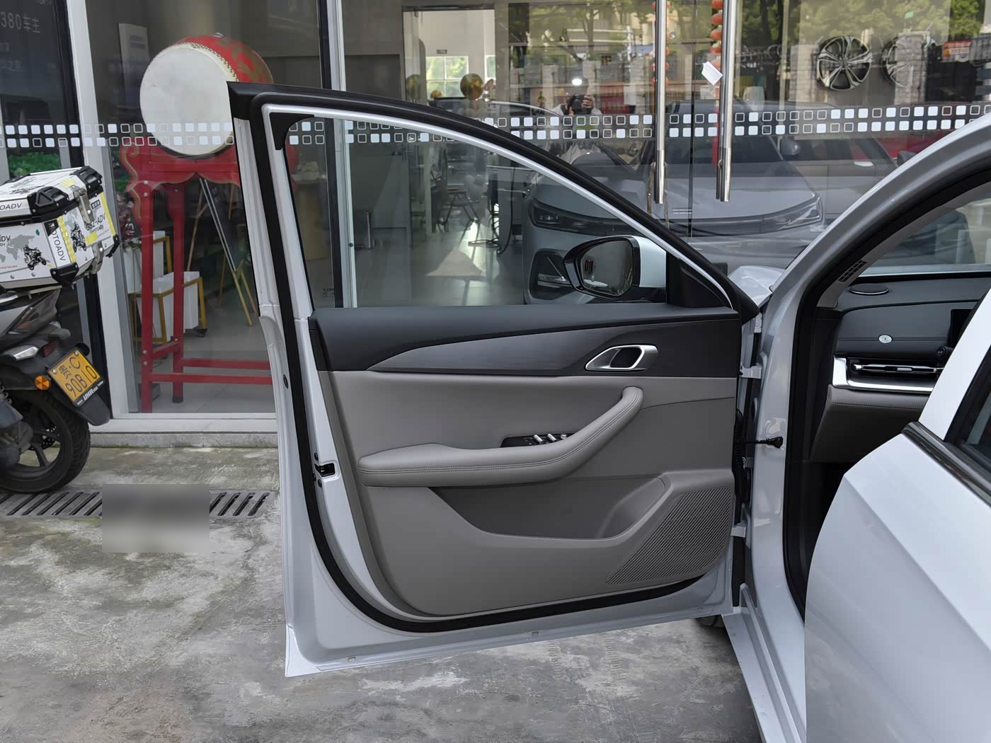Geely Galaxy A7 EV — водительская дверь и отделка салона