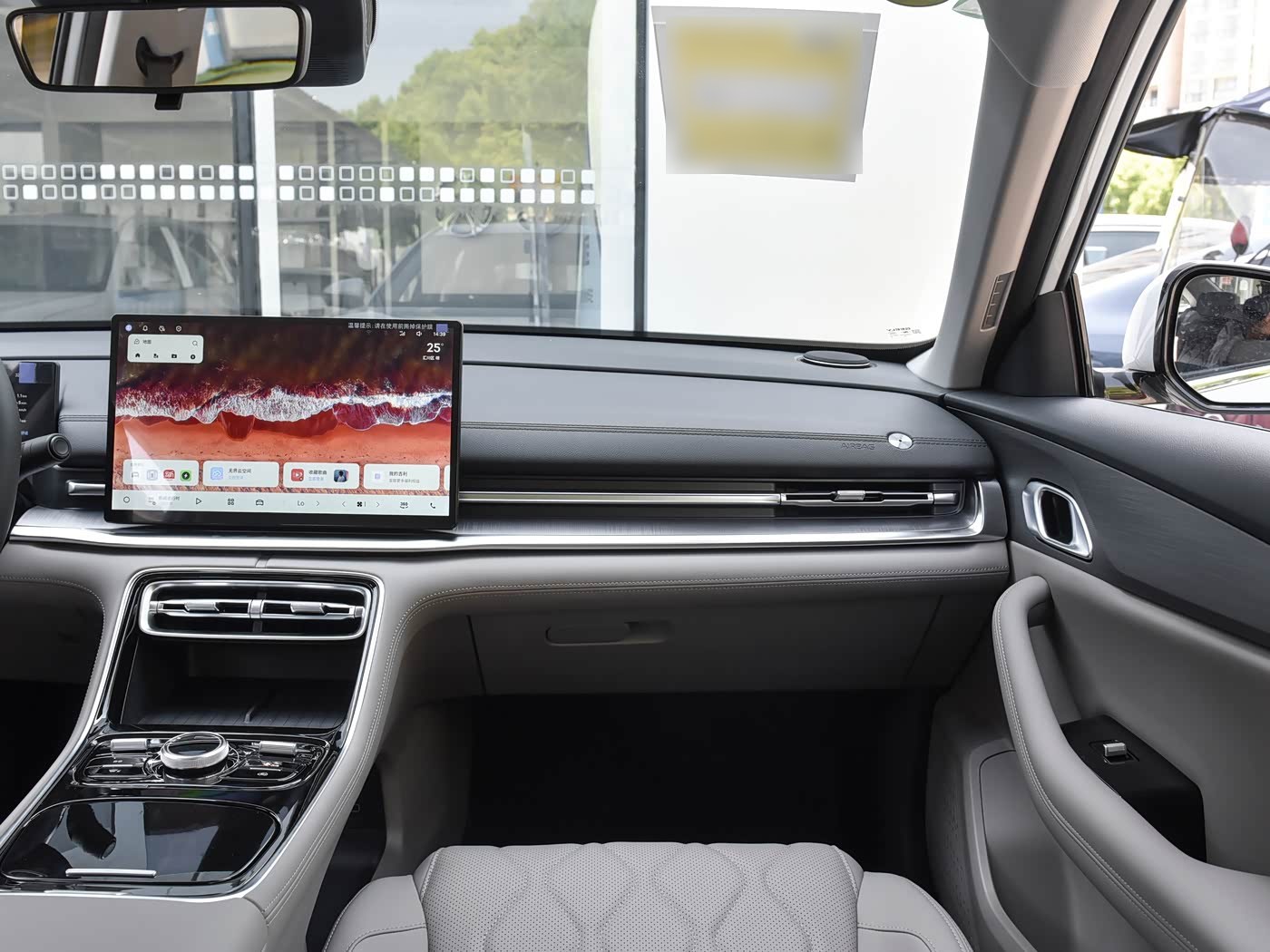 Geely Galaxy A7 EV — торпедо со стороны пассажира