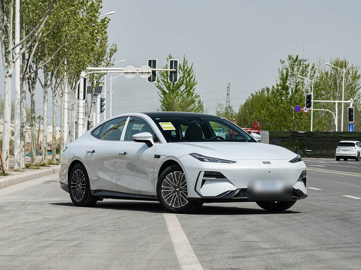 Geely Galaxy E8 — перёд три четверти справа