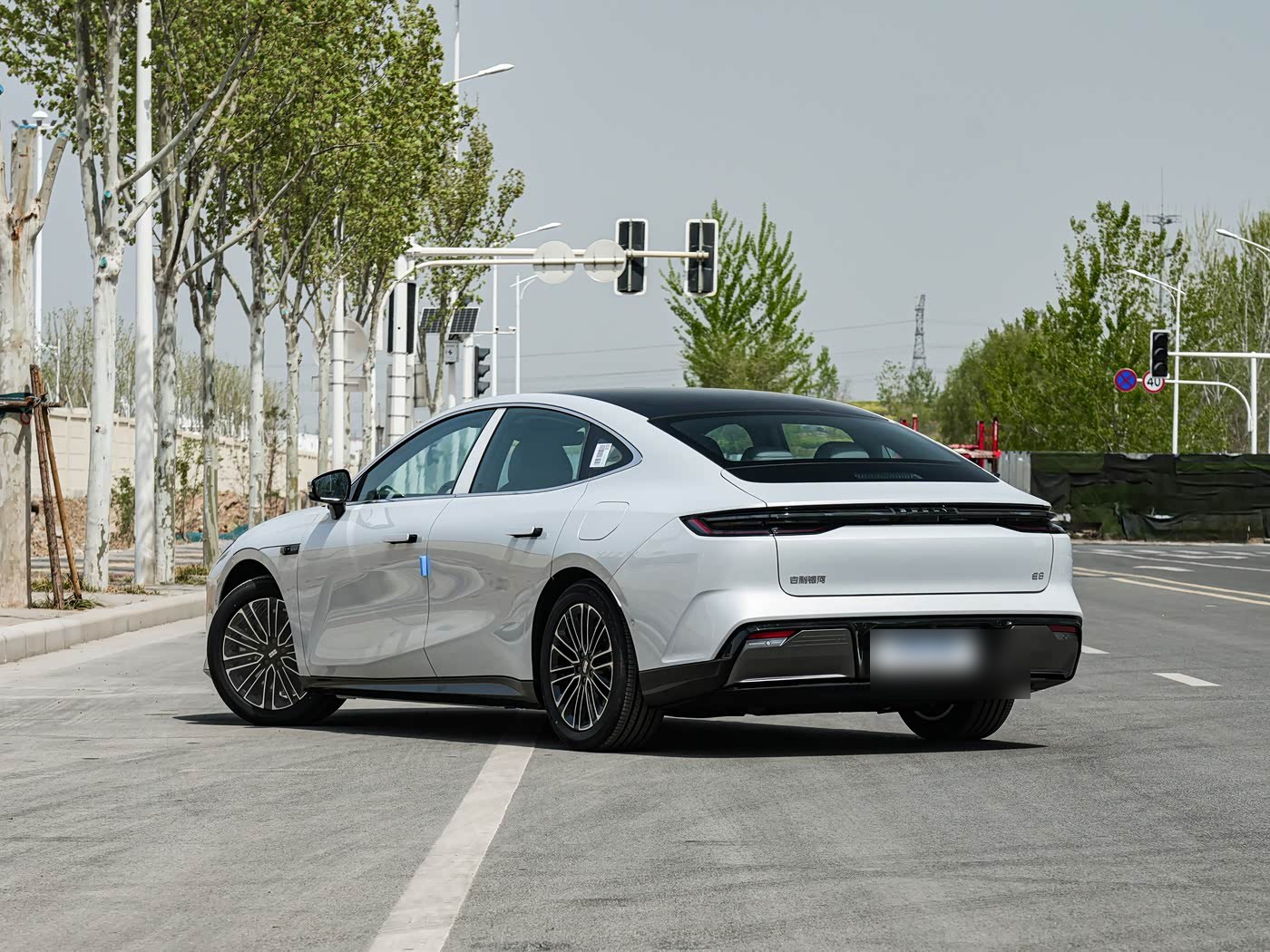 Geely Galaxy E8 — корма три четверти справа