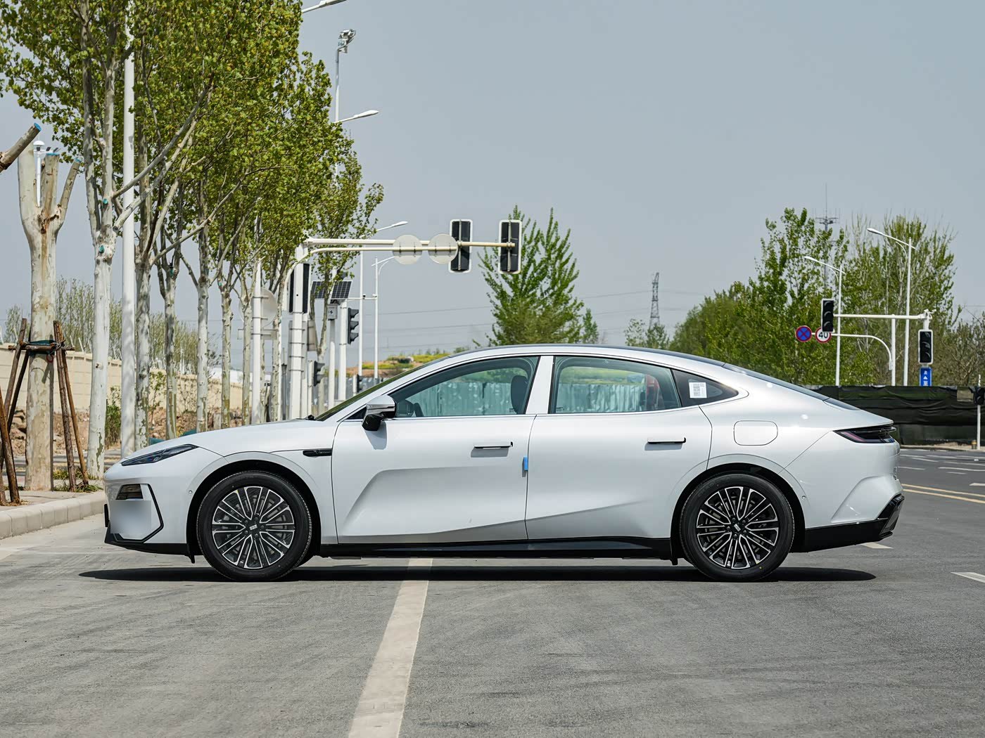 Geely Galaxy E8 — профиль справа
