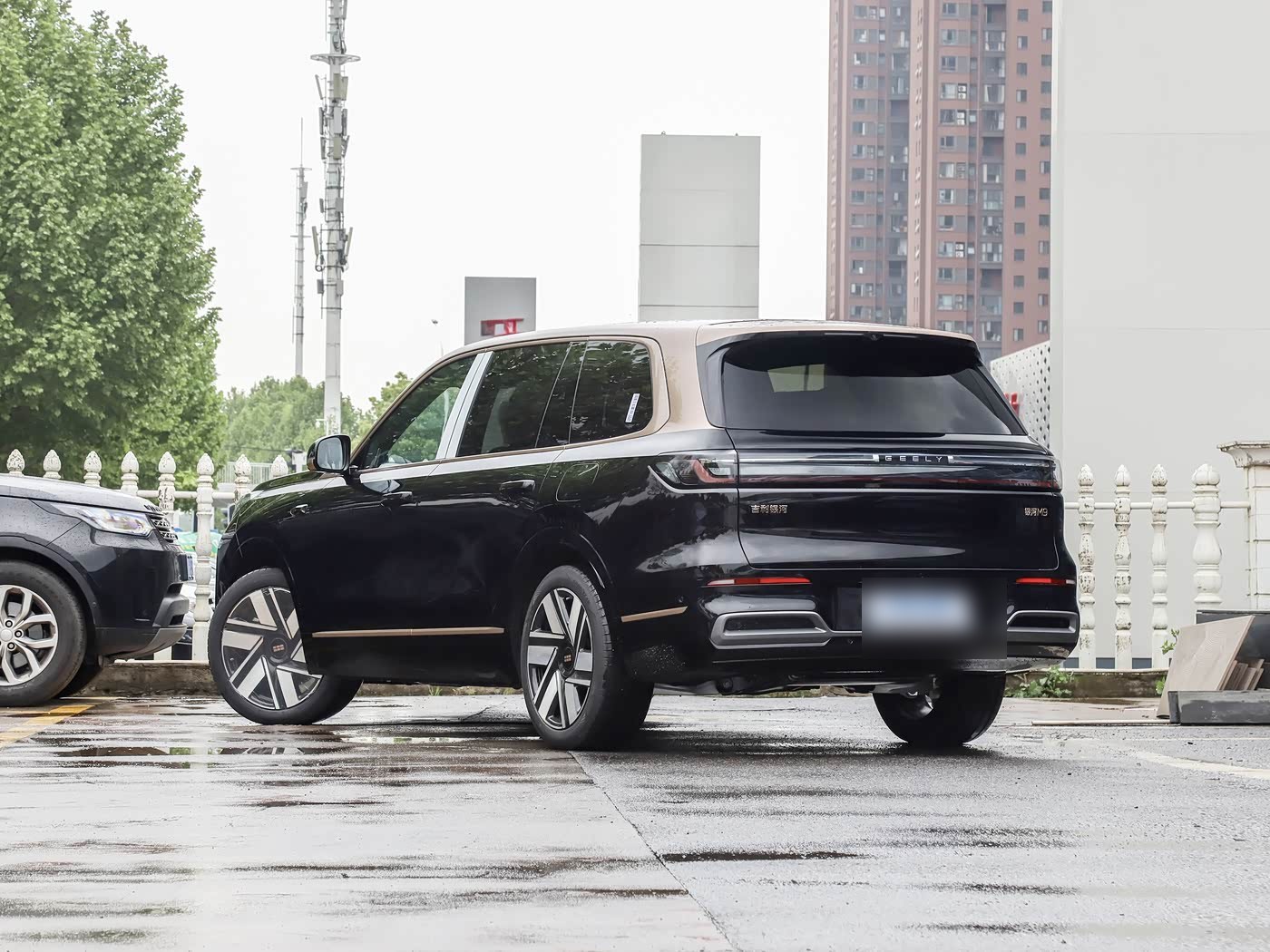 Geely Galaxy M9 — корма три четверти слева