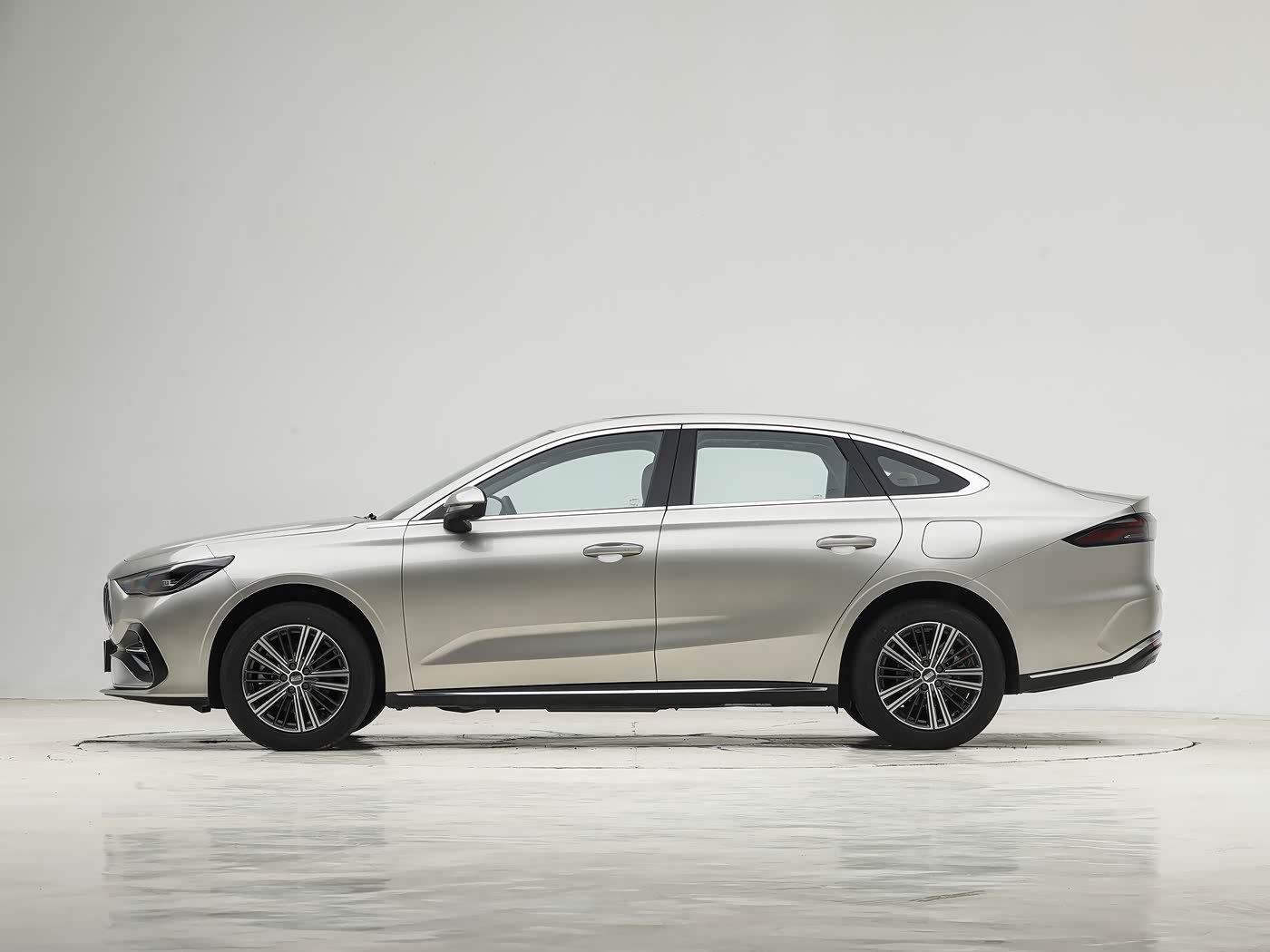 Geely Galaxy Starshine 6 — профиль слева