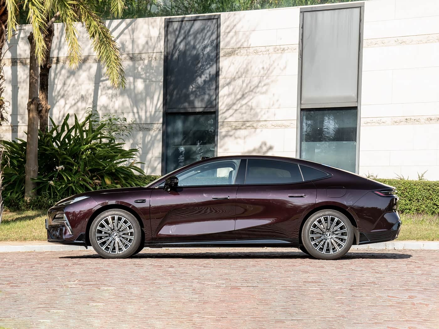 Geely Galaxy Starshine 8 — профиль слева