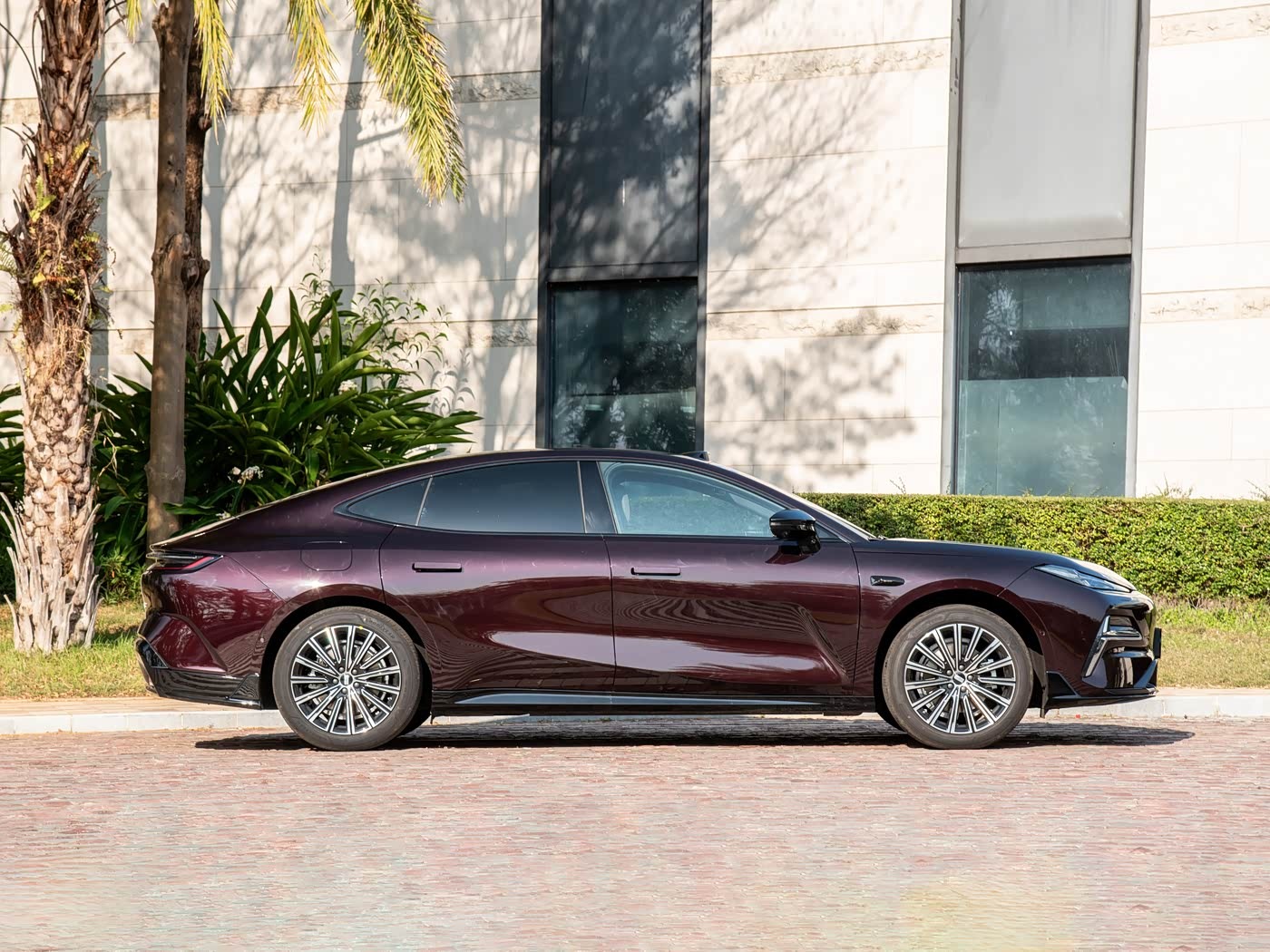 Geely Galaxy Starshine 8 — профиль справа