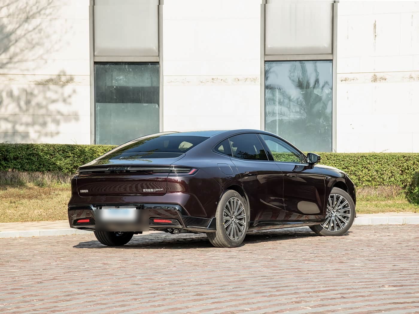 Geely Galaxy Starshine 8 — корма три четверти слева