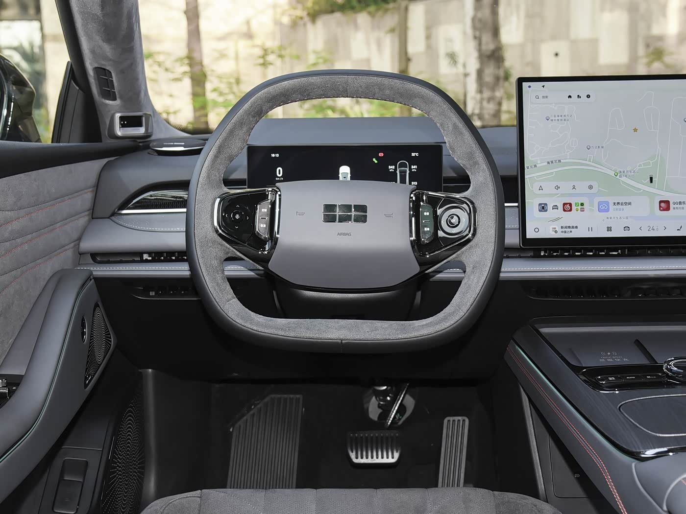 Geely Galaxy Starshine 8 — место водителя: руль, приборка и экран
